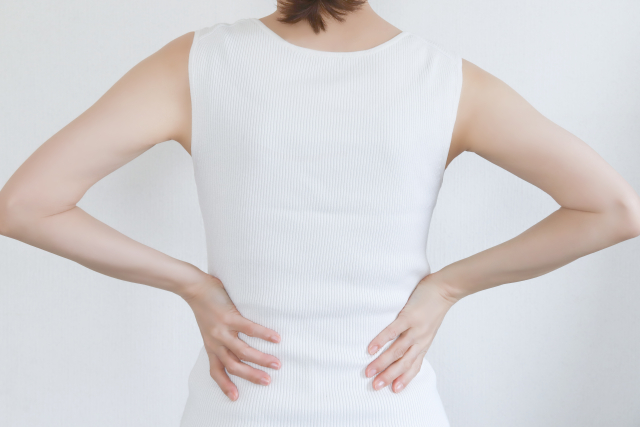 慢性腰痛に悩む女性