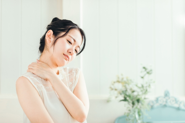 首・肩のこりに悩む女性