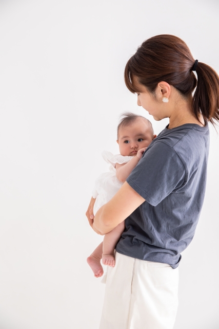 赤ちゃんを抱っこする女性